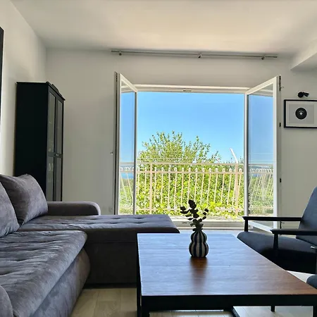 Larus Apartment *