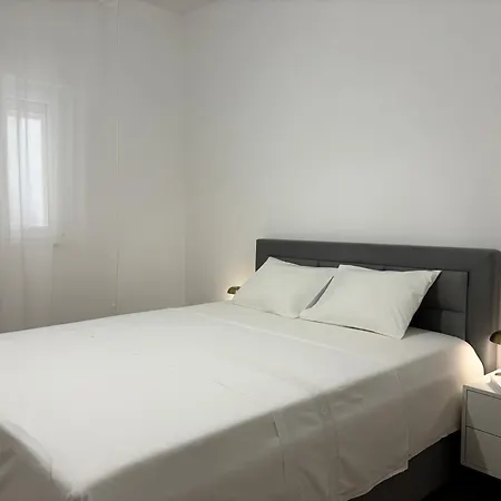 Larus Apartment *